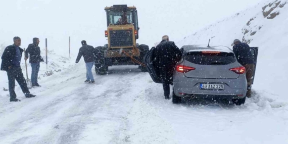 Hasköy-Mutki karayolu kar ve tipi nedeniyle ulaşıma kapatıldı