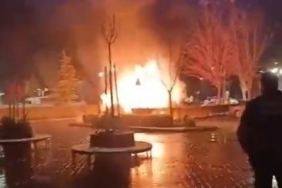 Hastane otoparkında 2 otomobilin küle döndüğü yangın anı kamerada