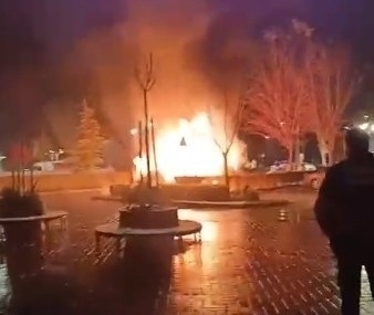 Hastane otoparkında 2 otomobilin küle döndüğü yangın anı kamerada