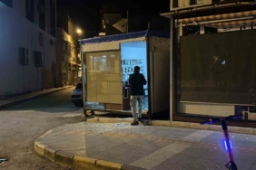 Hatay’da 6 araç ve 4 iş yerinin camlarını taşla kırdılar