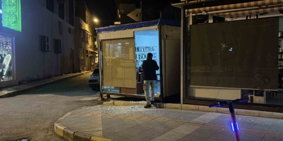 Hatay’da 6 araç ve 4 iş yerinin camlarını taşla kırdılar