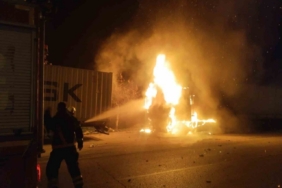 Hatay’da alevlere teslim olan tır kullanılamaz hale geldi