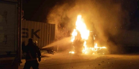 Hatay’da alevlere teslim olan tır kullanılamaz hale geldi