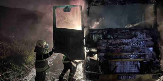 Hatay’da alevlere teslim olan tır kullanılamaz hale geldi