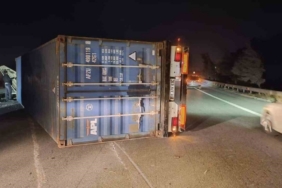 Hatay’da fırtına nedeniyle tırlar devrildi