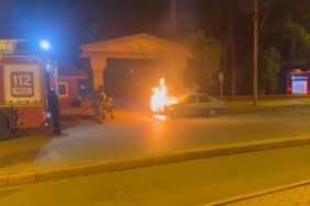 Hatay’da seyir halindeki otomobil alevlere teslim oldu