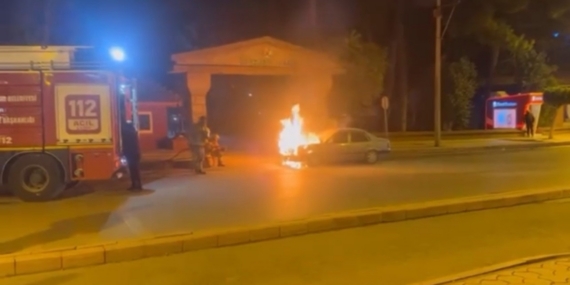 Hatay’da seyir halindeki otomobil alevlere teslim oldu