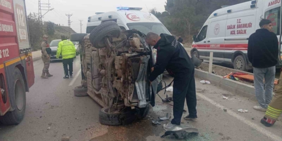 Hatay’da takla atan otomobil yan yattı: 5 yaralı