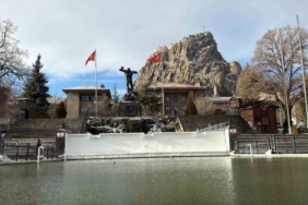 Hava sıcaklıklarının düştüğü Afyonkarahisar buz kesti