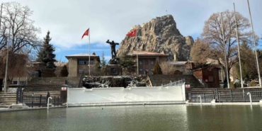 Hava sıcaklıklarının düştüğü Afyonkarahisar buz kesti