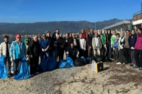 Havran MYO öğrencilerinden Akçay sahilinde çevre temizliği