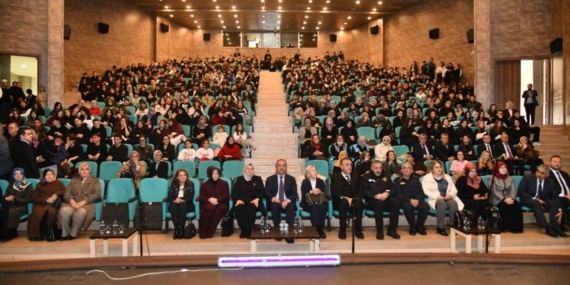 Hayata köprü sanat projesi kapsamında "Altın Çağ" tiyatro gösterisi sahnelendi