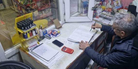 Hayırsever çift, mahalle bakkalındaki 230 bin liralık veresiye borcunu ödeyerek 50 ailenin borcunu sildi