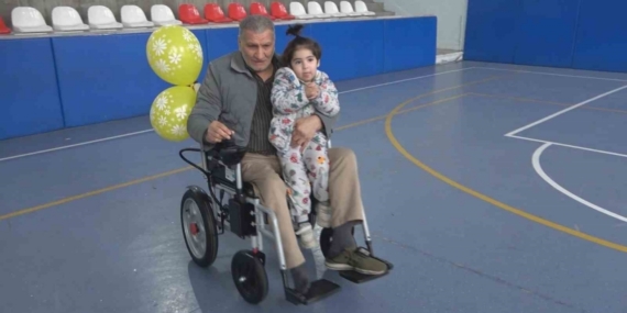 Hayırseverlerden, engelli bireylere 20 akülü sandalye hediye edildi