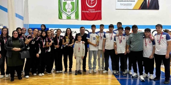 Hem öğrenci, hem okul müdürü olarak voleybolda kupalar kaldırmayı başardı