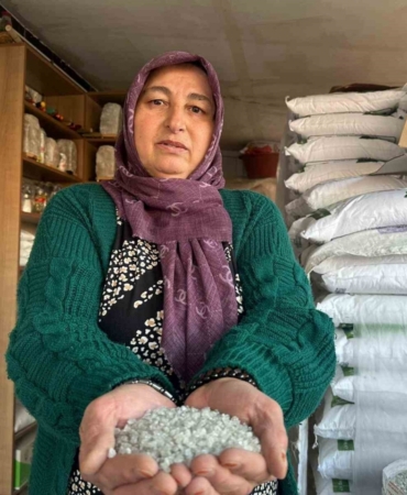 Hem satıyor hem anlatıyor: 4 çocuk annesi Çankırı’nın meşhur tuzuyla 6 yıldır geçimini sağlıyor