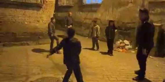 Hendek ve çatışmalarla gündeme gelen Sur’da polis ve çocuklar gece saatlerinde top oynadı