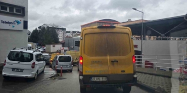 Her sabah trafiği felç eden PTT kargo araçları sürücüleri çileden çıkarıyor