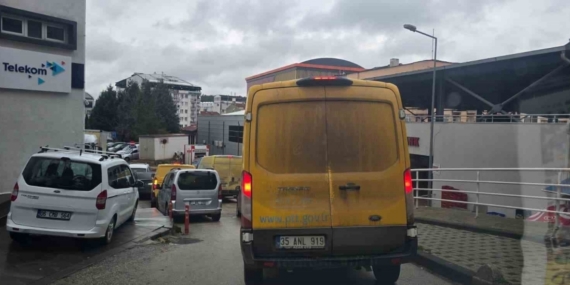 Her sabah trafiği felç eden PTT kargo araçları sürücüleri çileden çıkarıyor
