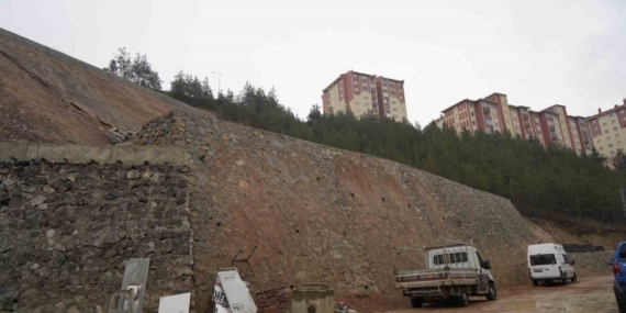 Heyelan sonrası yapılan istinat duvarlarında çatlaklar oluştu