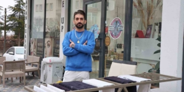 Hırsız köpek, çaldığı havluyu poğaça ile değişti