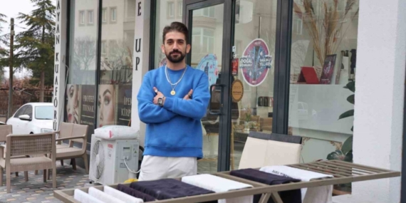 Hırsız köpek, çaldığı havluyu poğaça ile değişti