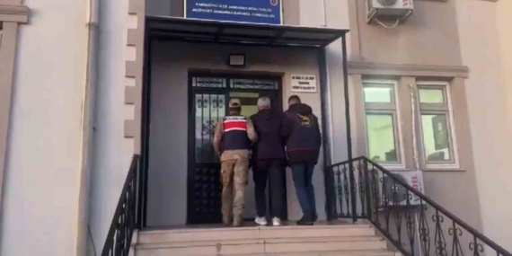 Hırsız, otomobilin camındaki yazı sayesinde yakalandı