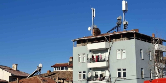 Hisarcık’ta mahalle sakinlerinden baz istasyonuna tepki