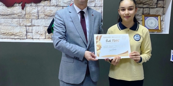 Hisarcık’ta şiir yarışmasında il birincisi olan öğrenci ödüllendirildi