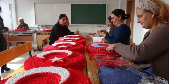Hozat’ta 16 kadın, yapay çiçeklerle Türk Bayrağı üretiyor