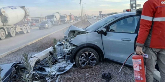 Hurdaya dönen araçtan yaralı kurtuldu