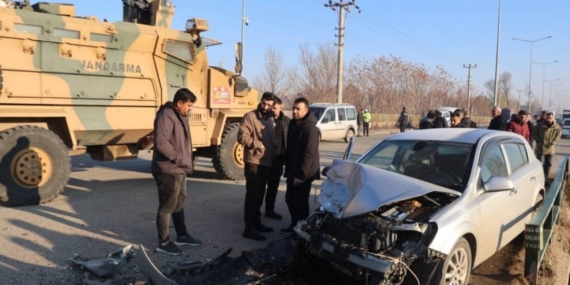 Iğdır-Halfeli yolunda otomobil ile kamyon kafa kafaya çarpıştı