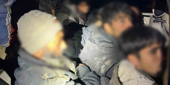 Iğdır’da bir araçta 12 düzensiz göçmen ve 2 organizatör yakalandı