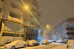 Iğdır’da kar yağışı şehir merkezini beyaza bürüdü