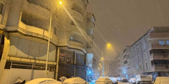 Iğdır’da kar yağışı şehir merkezini beyaza bürüdü