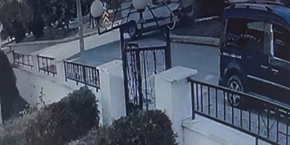 İki aracın hurdaya döndüğü kaza kameraya yansıdı