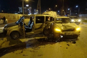 İki aracın kullanılamaz hale geldiği kazayı burunları bile kanamadan atlattılar