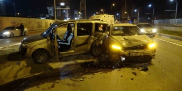 İki aracın kullanılamaz hale geldiği kazayı burunları bile kanamadan atlattılar