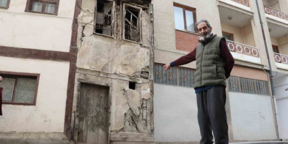 İki bina arasında sıkışan 2 metre enindeki metruk ev dikkat çekiyor