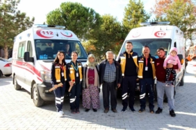 İki kez hayatını kurtaran sağlık çalışanlarını her fırsatta ziyaret ediyor