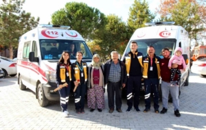 İki kez hayatını kurtaran sağlık çalışanlarını her fırsatta ziyaret ediyor