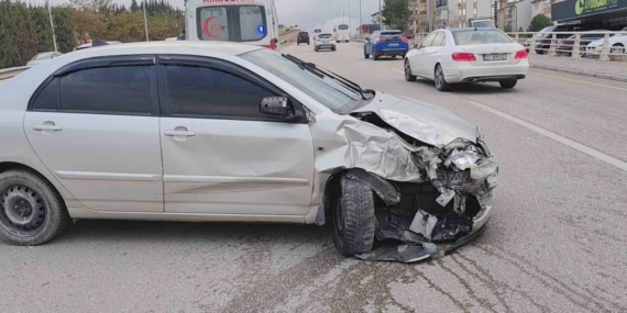 İki otomobilin çarpıştığı kaza anı kamerada: 1 yaralı