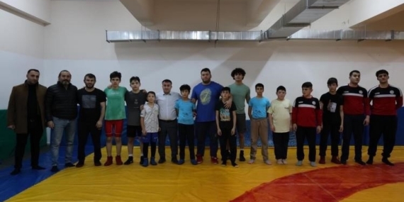 İl Müdürü Demir, güreşçilerle mindere çıktı