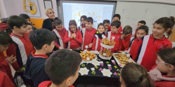 İlkokul öğrencileri sınıfta Regaip Kandili kutlaması yaptı