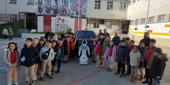 İlkokul öğrencilerine TOGG ile yerli ve milli robot tanıtıldı