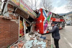 İmdat freni boşalan öğrenci otobüsü manava daldı...