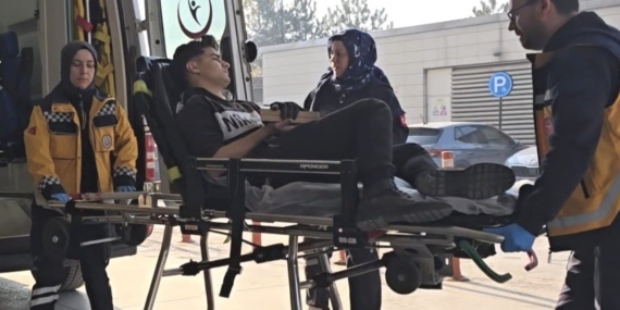 İnegöl’de işçi elini tahtaya çaktı, itfaiye ekipleri kurtardı