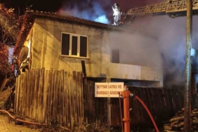 İnegöl’de samanlıkta başlayan yangın eve sıçradı