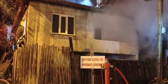 İnegöl’de samanlıkta başlayan yangın eve sıçradı