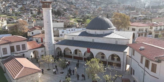 İnşa çalışmalarıyla yeniden ayağa kalkan Habibi Neccar Camii, Cumhurbaşkanı Erdoğan’ın açılışını gerçekleştirmesiyle vatandaşların akınına uğruyor